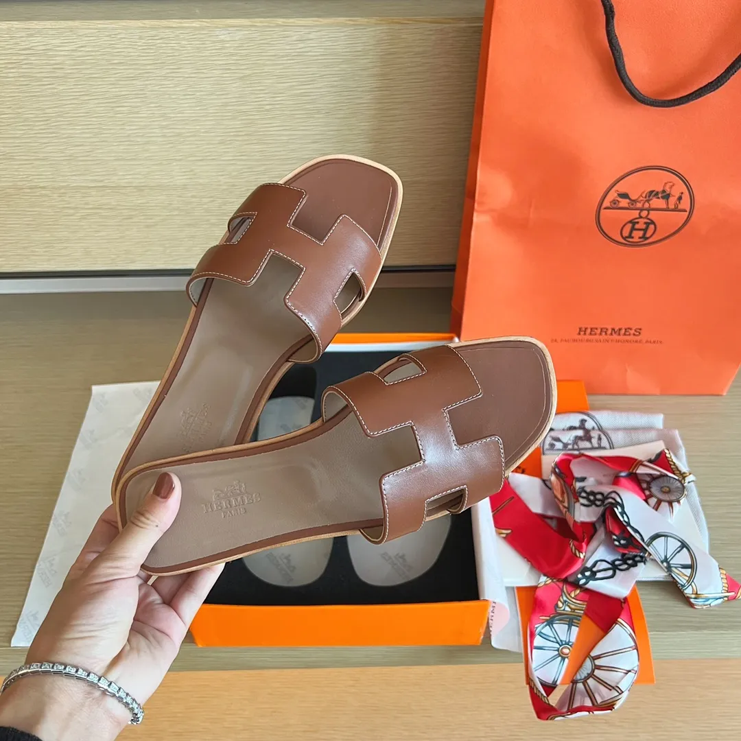 P480👟👟 Hermès) The packaging has been upgraded, and the layout and workmanship materials have been upgraded. Hermes®🔴Handmade Shoes✨✨ Product Hermès Slippers🐎 —————————— The 2023 early spring new style is the same as the original version, purely handmade by masters! ❥High-end customization, exclusive products, industry❥Using: Hermers upper: Italian imported cowhide + original custom-grade Australian sheepskin feet + genuine leather outsole (pursuing walking comfort) ✨~~〰〰〰〰❥ Packaging: ✔🚦Pay attention to the exclusive packaging 〰Original quality on sale━━━━Hermes━━━━━ size: 35-40 (34.41.42 custom-made, non-refundable)